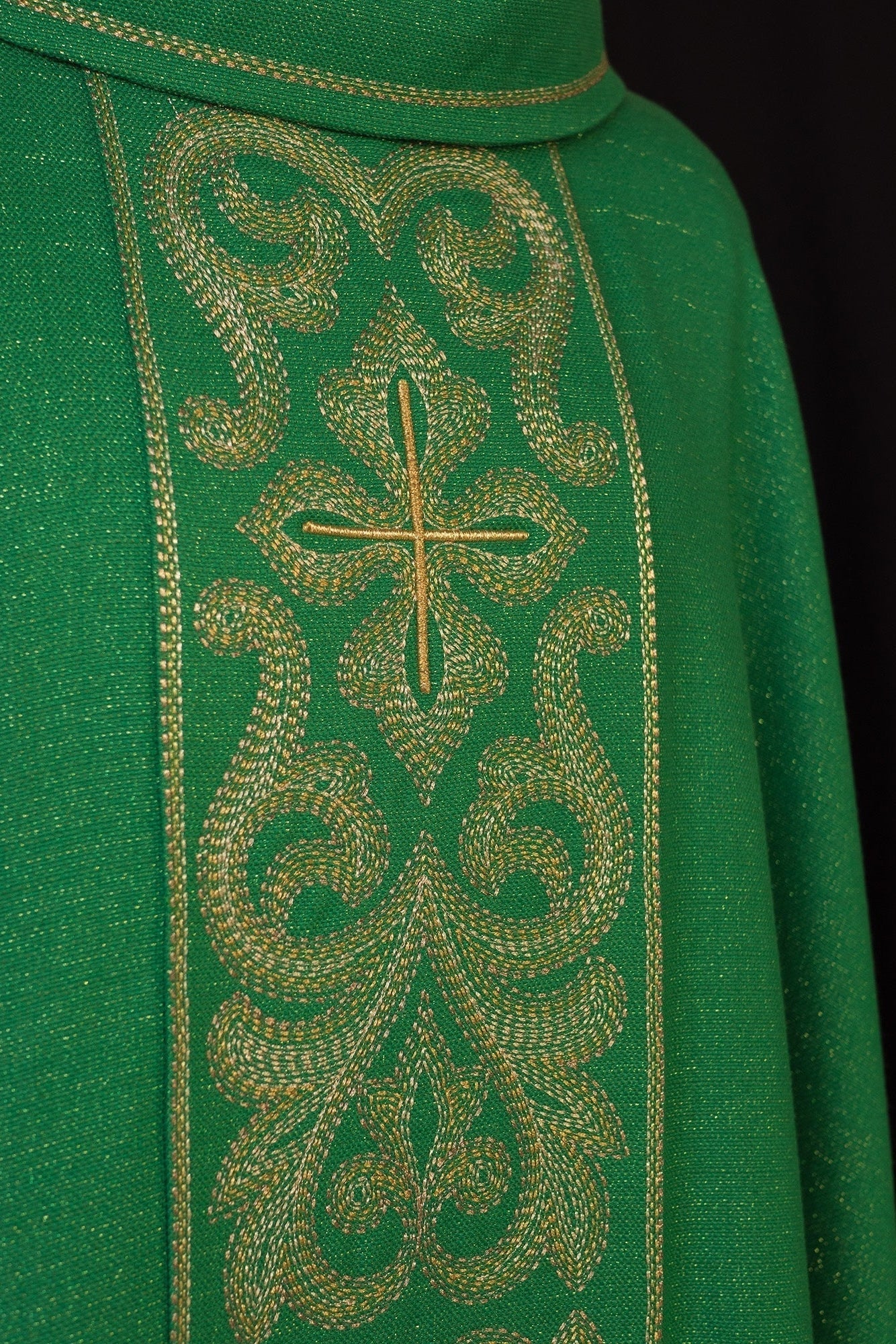 Casulla verde ricamente bordada con cruces