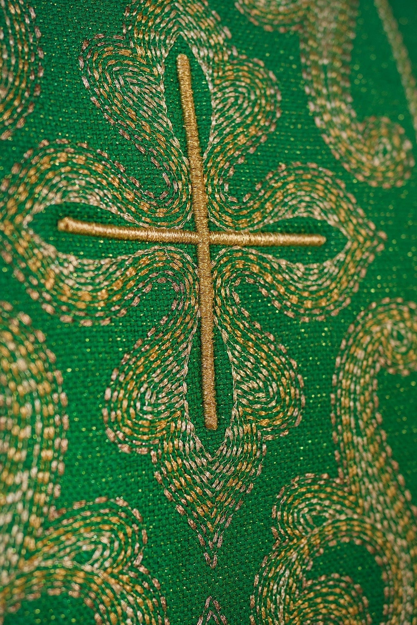 Casulla verde ricamente bordada con cruces