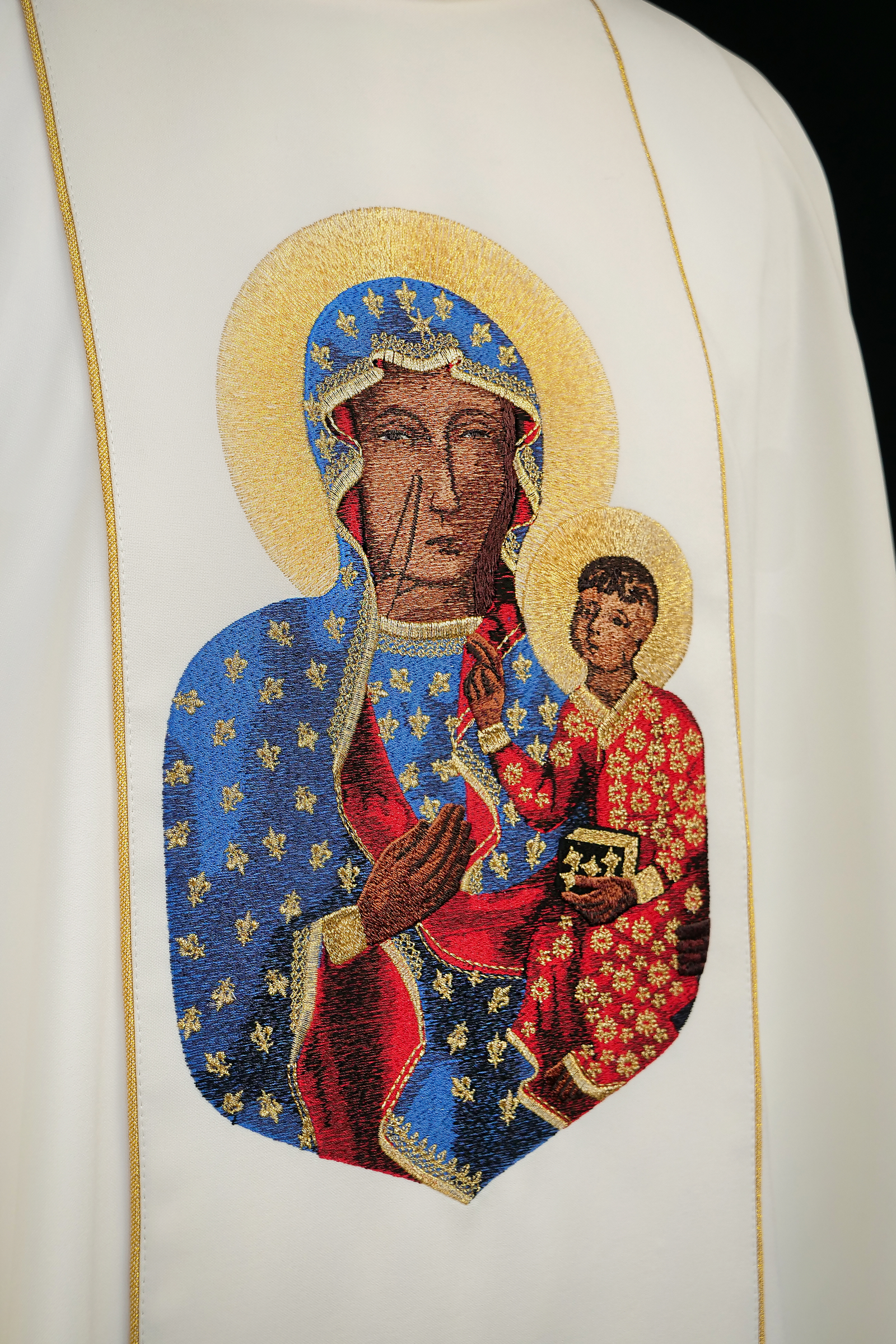 Casulla marfil de Nuestra Señora de Czestochowa