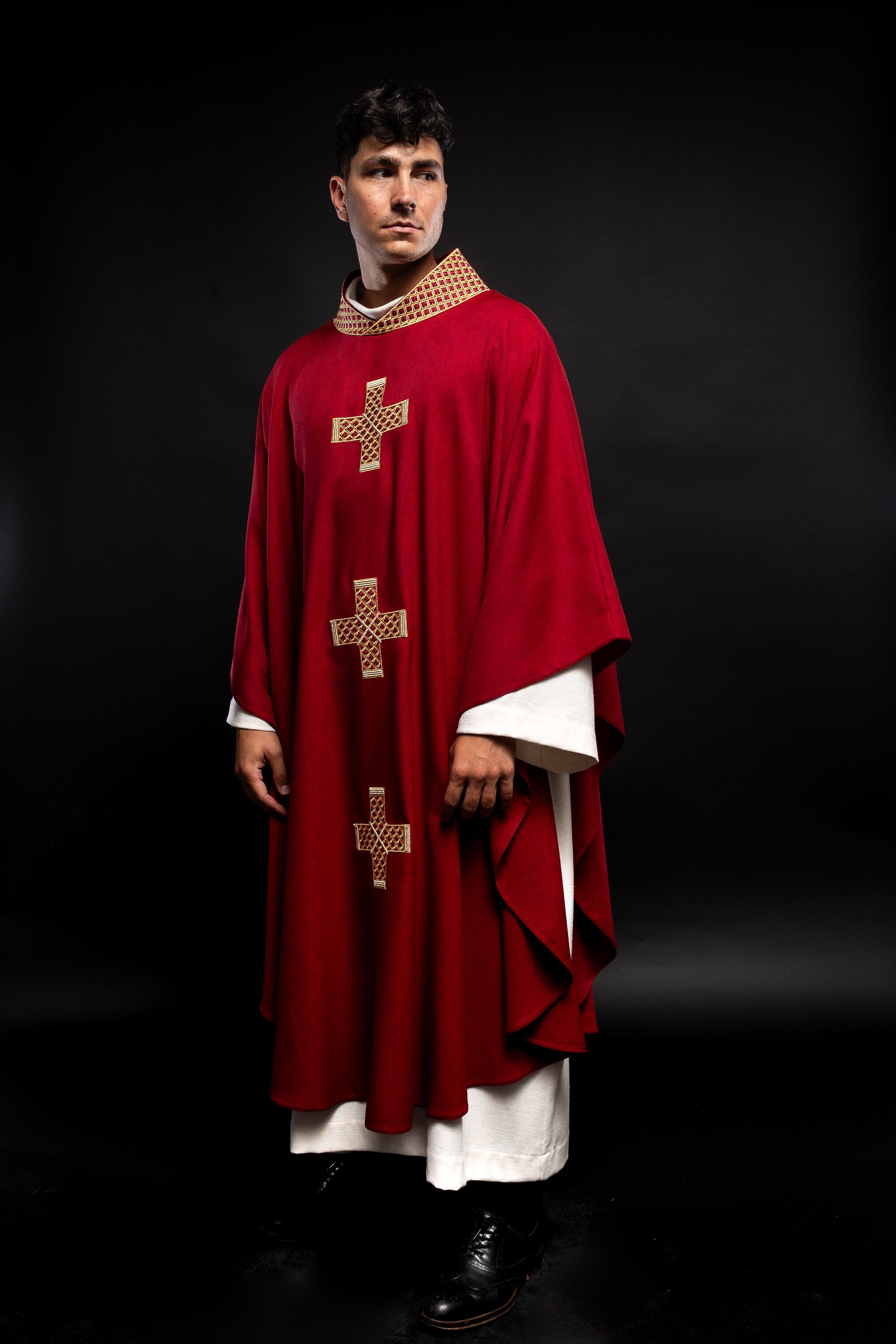 Casulla roja con cruces bordadas y cuello