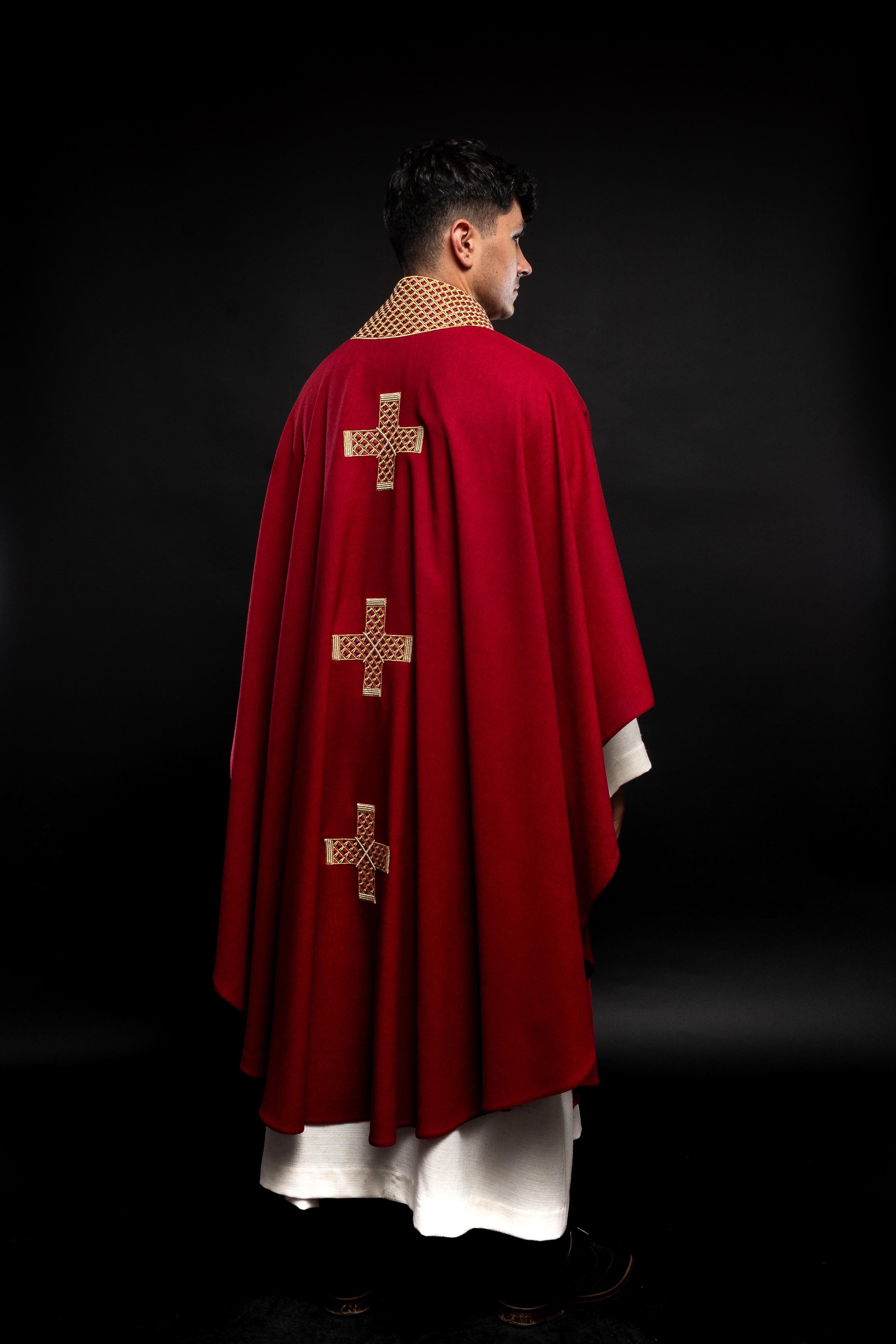 Casulla roja con cruces bordadas y cuello