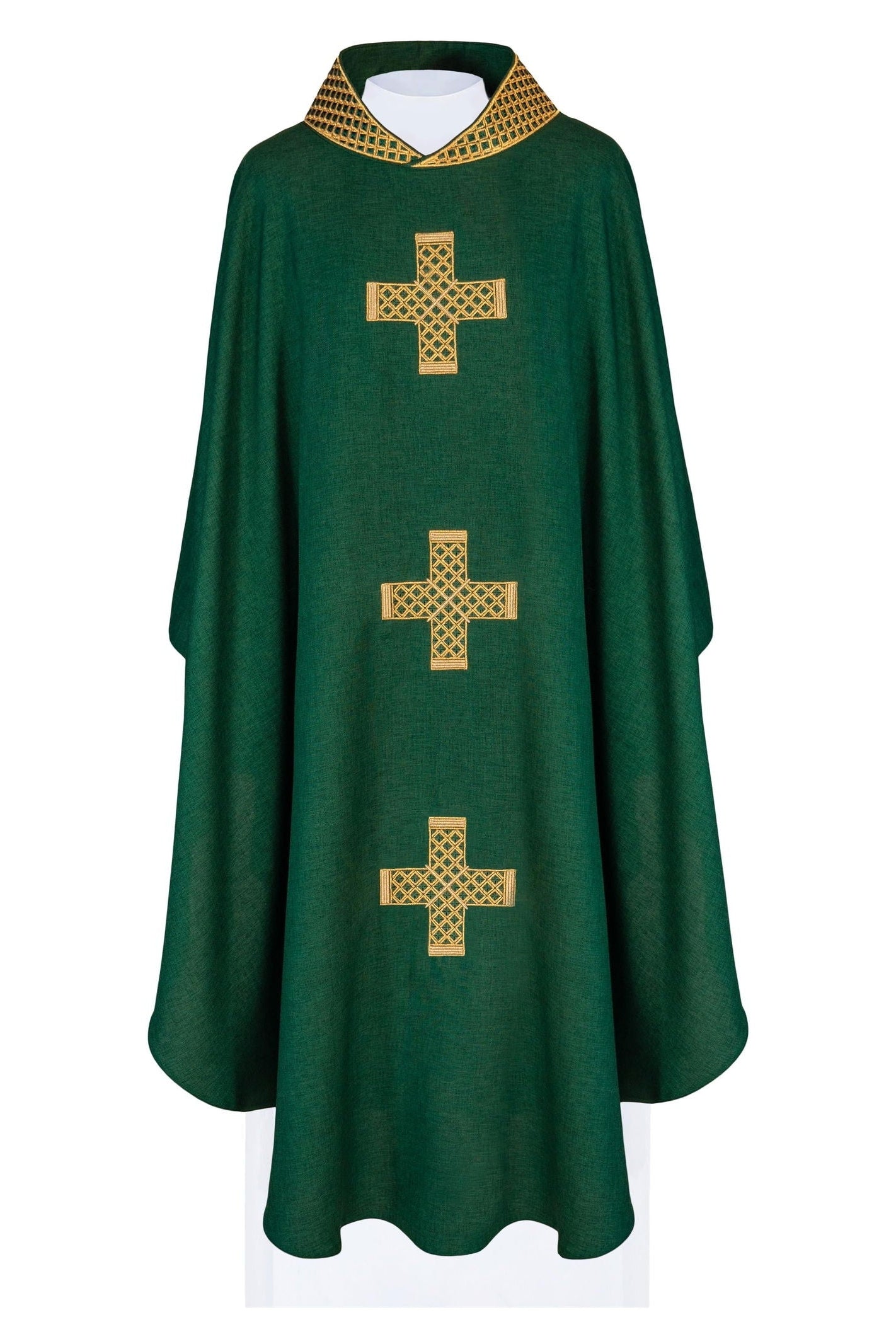 Casulla verde con cruces y cuello bordados en oro