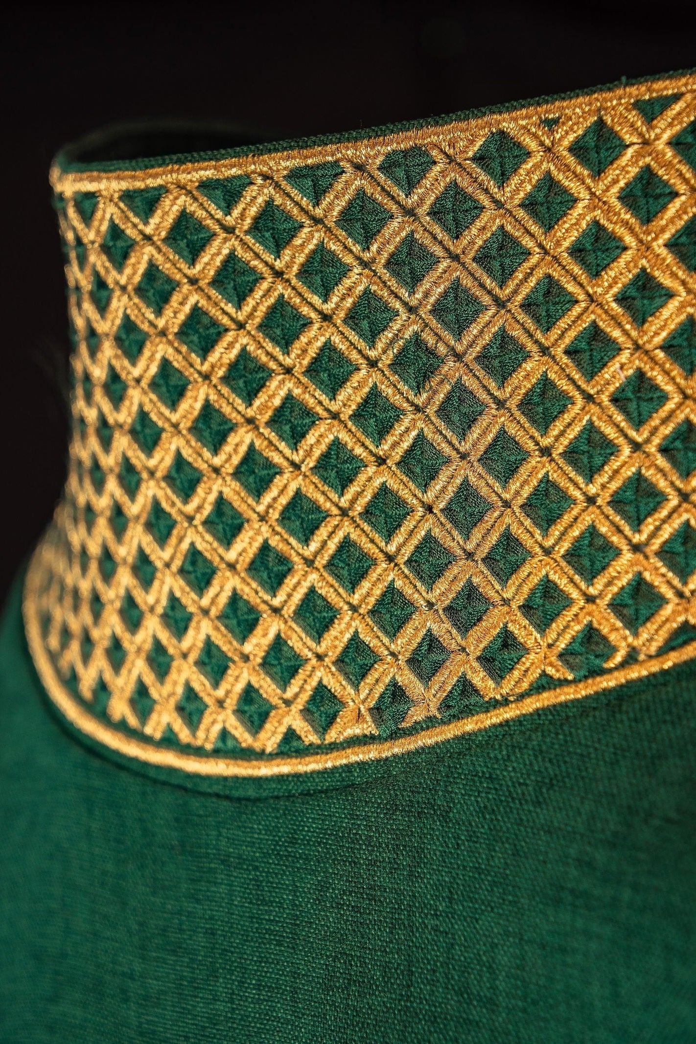 Casulla verde con cruces y cuello bordados en oro