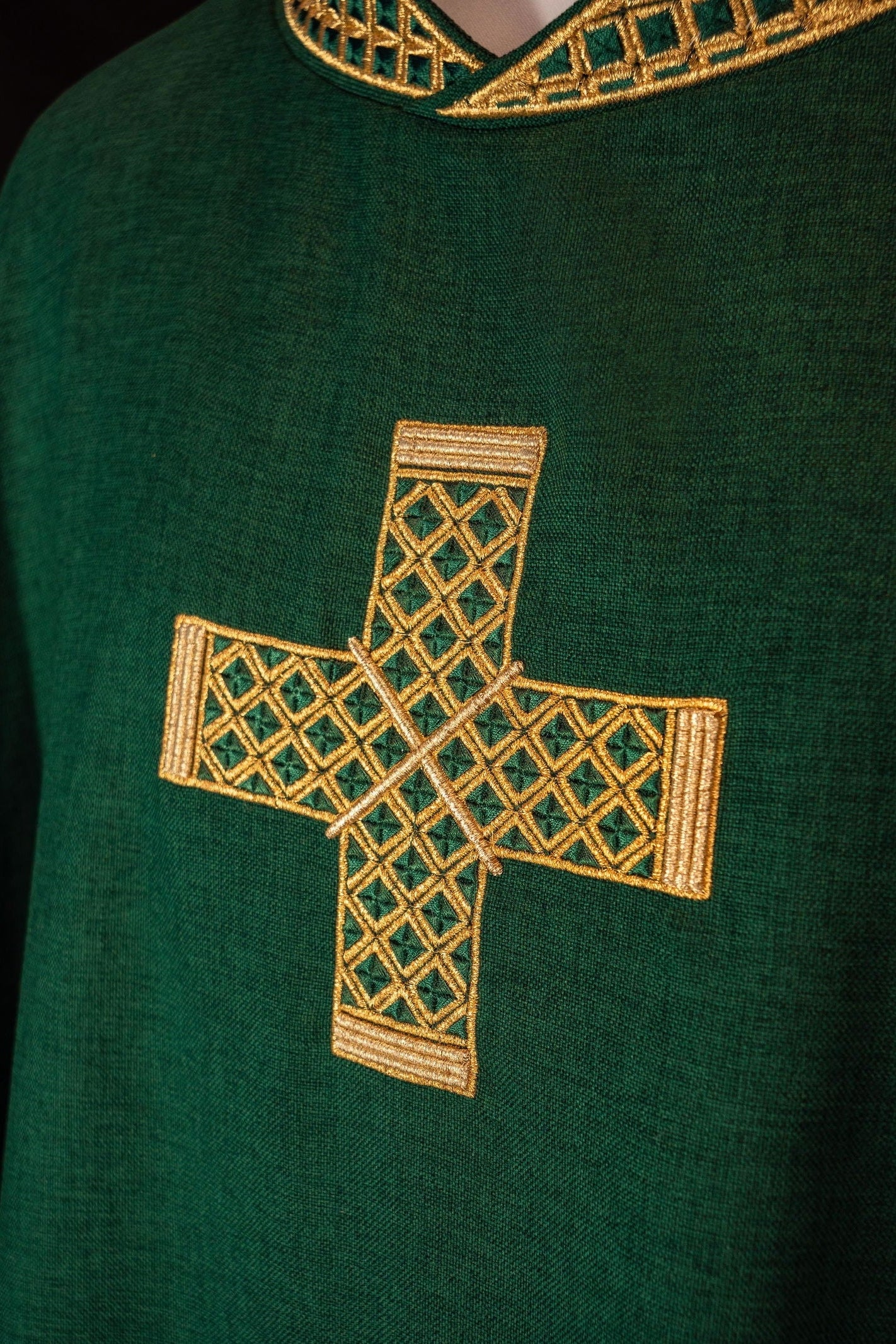 Casulla verde con cruces y cuello bordados en oro