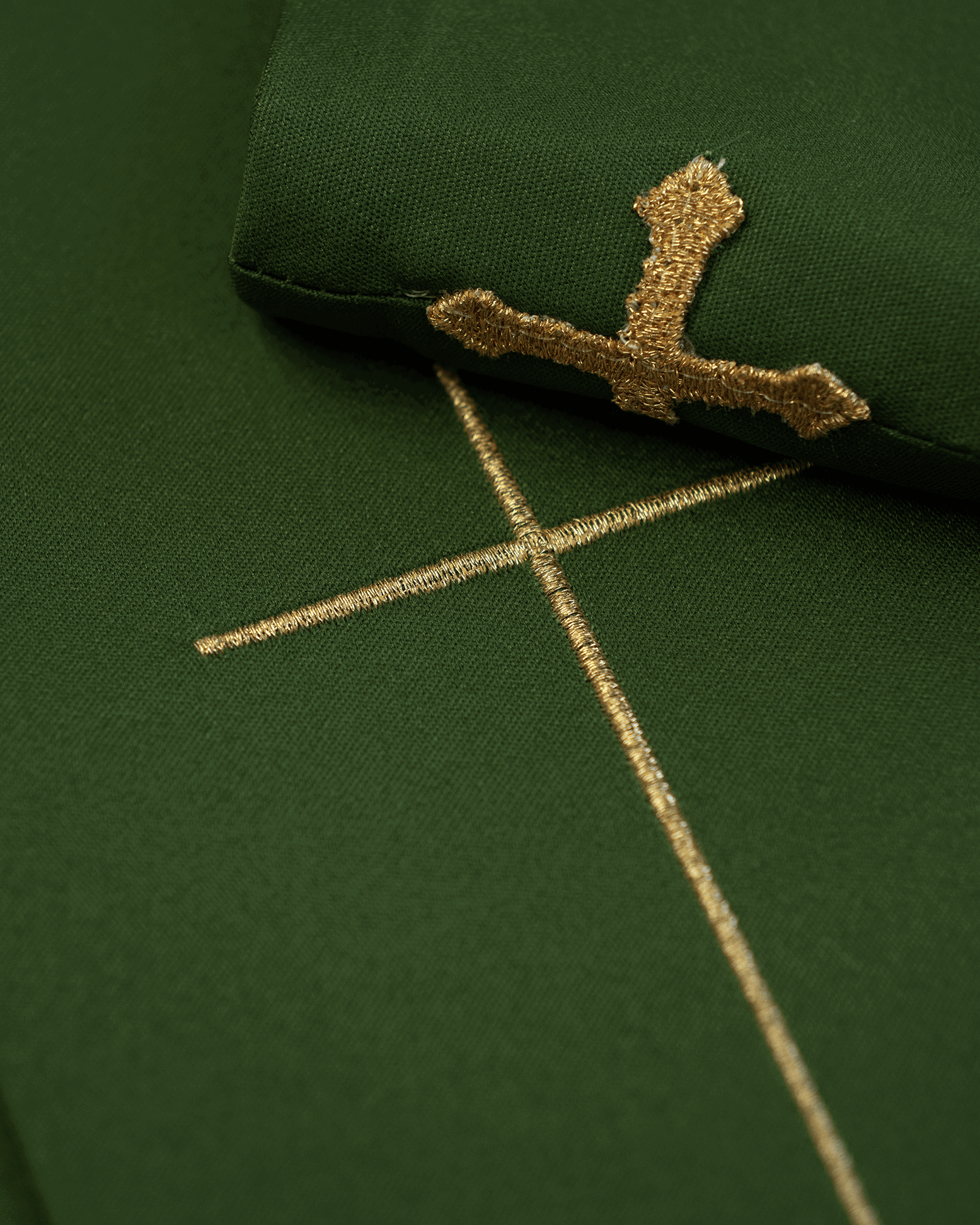 Casulla verde con Cruces bordadas