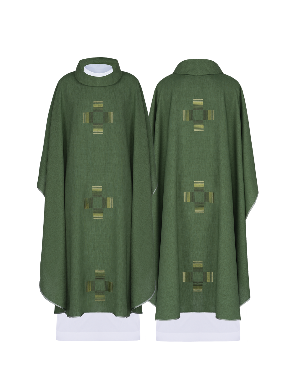 Casulla verde con cruces bordadas