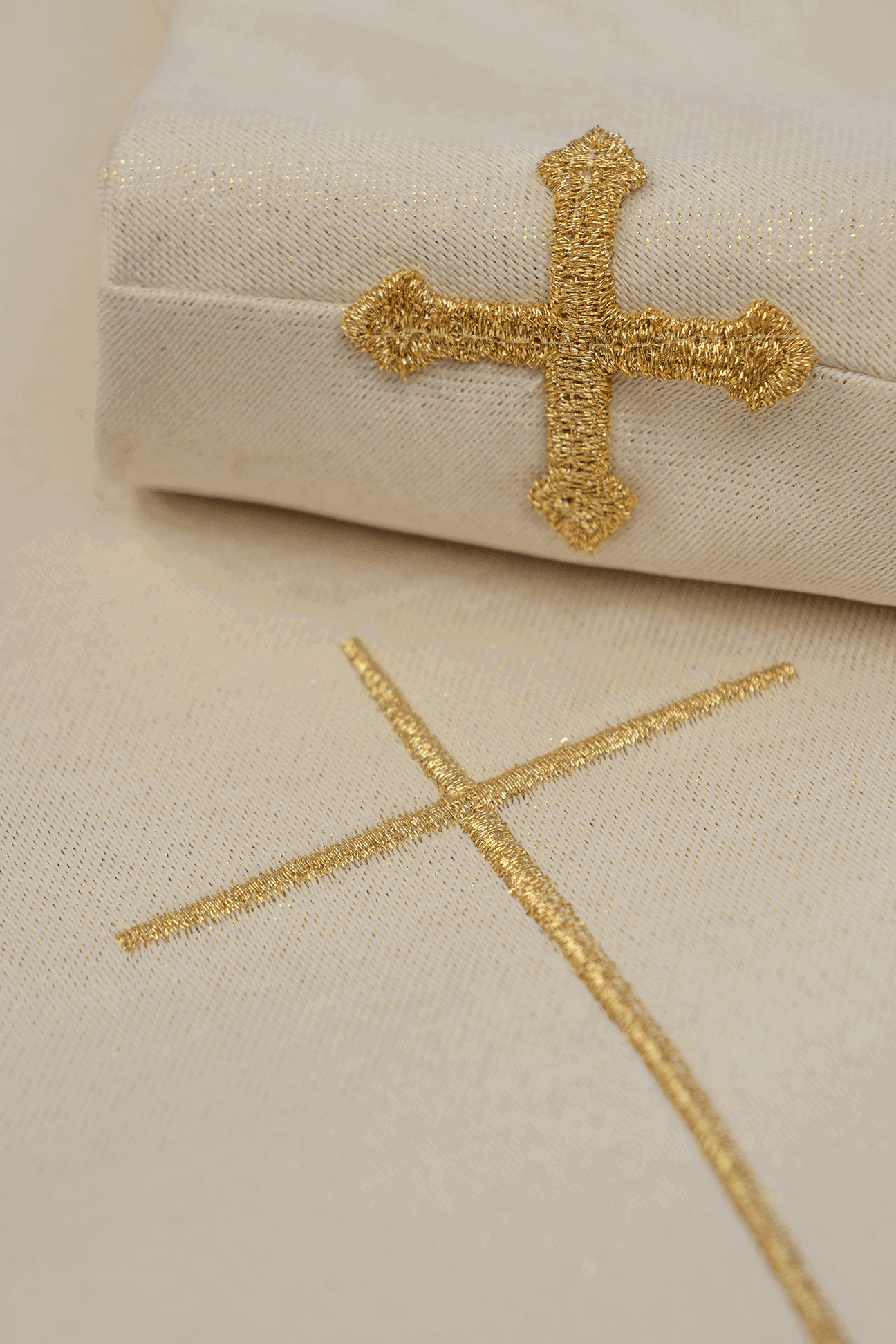 Casulla oro con bordado Corazón de Jesús y Cáliz